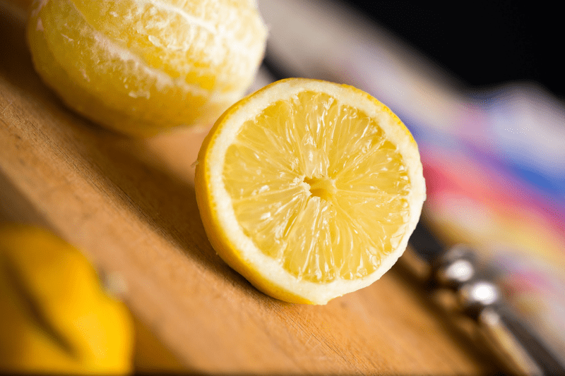 vitaminC-vs-Ascorbinsäure-Zitrone Eine Zitrone, voll mit natürlichem Vitamin C